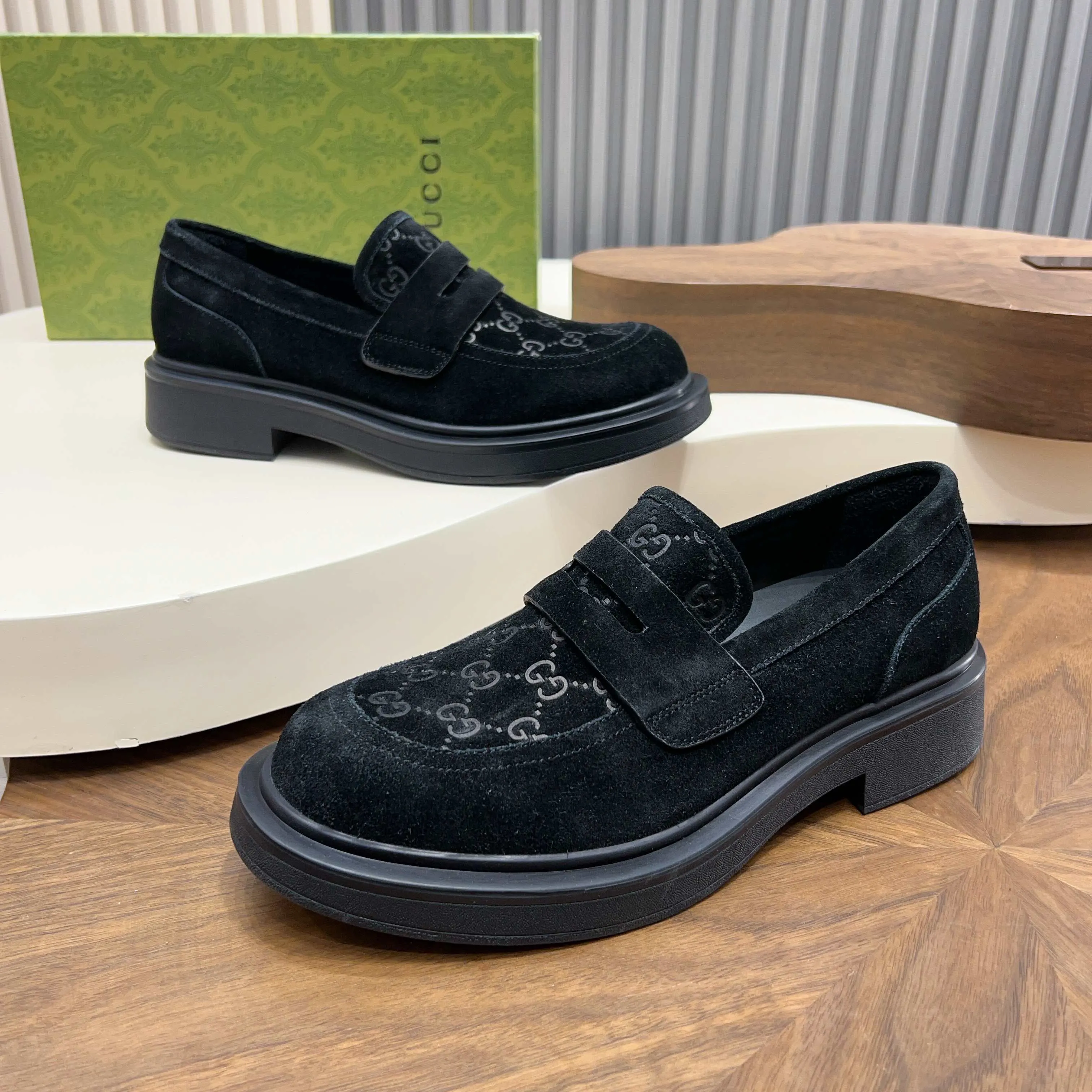 💰780 Gucci/Gucci new men’s lace-up shoes with GG details, matte cow leather derby shoes! The design of this men's lace-up shoe is rooted in the brand's heritage. Crafted from premium waxed cow leather, it is embellished with GG printed embossed suede leather details, a nod to Gucci's iconic monogram. The rubber sole decorated with GG pattern adds a touch of modern fashion to this design. Typical three-joint style design. European and American classic version, full calfskin lining. The overall upper texture is soft and the lining is comfortable and breathable. 2CM thickened soft rubber sole, easy to control. Versatile and stylish upper foot, multiple colors available to meet different matching needs, complete package! Size: 39-40-41-42-43-44 leather shoe size (38.45.46 can be customized)